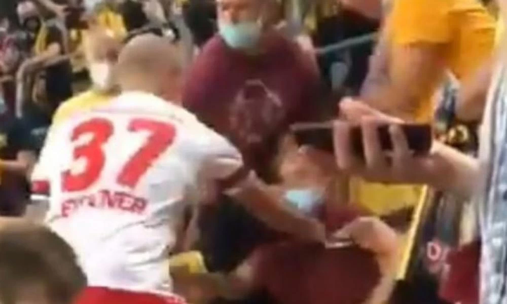 Ποδοσφαιριστής του Αμβούργου ανεβαίνει στις κερκίδες και επιτίθεται σε οπαδό της αντίπαλης ομάδας